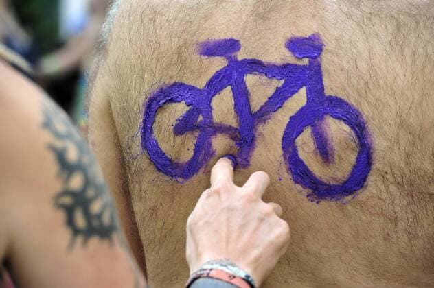 News Bilder des Tages Mit einer Bodypainting-Aktion am Frankfurter Tor in Friedrichshain und anschließendem Fahrradkorso machen Fahrradorganisationen wie der Verkehrsclub Deutschland (VCD), der ADFC, Changing CIties und Purple RIde Berlin auf die Verletzlichkeit von Radfahrern im Straßenverlehr aufmerksam. Vorbild ist der internationale World Naked Bicycle RIde. Bodypainting biolettes Fahrrad auf einem behaarten Männerrücken. Berlin Bikini Badehose Bicycle Ride