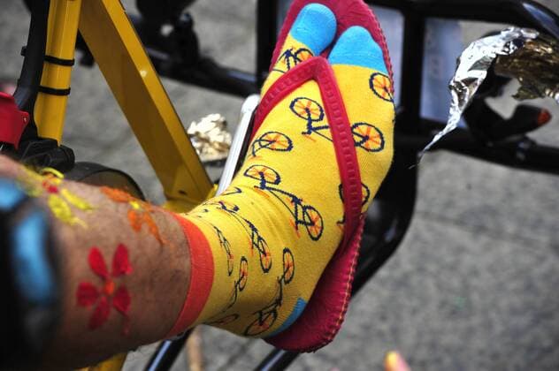 Mit einer Bodypainting-Aktion am Frankfurter Tor in Friedrichshain und anschließendem Fahrradkorso machen Fahrradorganisationen wie der Verkehrsclub Deutschland (VCD), der ADFC, Changing CIties und Purple RIde Berlin auf die Verletzlichkeit von Radfahrern im Straßenverlehr aufmerksam. Vorbild ist der internationale World Naked Bicycle RIde. Gelber Socken mit Fahrräder als Muster. Berlin Bikini Badehose Bicycle Ride