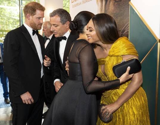 Entertainment Bilder des Tages . 14 07 2019. London, United Kingdom. Prince Harry, the Duke of Sussex and Meghan Markle The Duchess of Sussex with Beyonce at the premiere of The Lion King in London .  xPoolx xi-Imagesx IIM-19917-0006