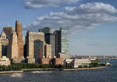 Architektur von Kevin Roche September 3, 2005 - New York, New York, United States - The lower Manhattan skyline viewed from the Hudson River. At right is The Museum of Jewish Heritage, in Battery Park City, a memorial to those who perished in the Holocaust. New York United States - ZUMAd84_ 20050903_zaf_d84_034 Copyright: xArnoldxDrapkinx