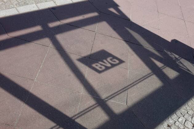 Schatten der BVG Schatten der BVG, 11.07.2019, Mitte, Bernauer Strasse, Berlin, Der Schatten der BVG auf einem Radweg stammt von einem Wartehäuschen.