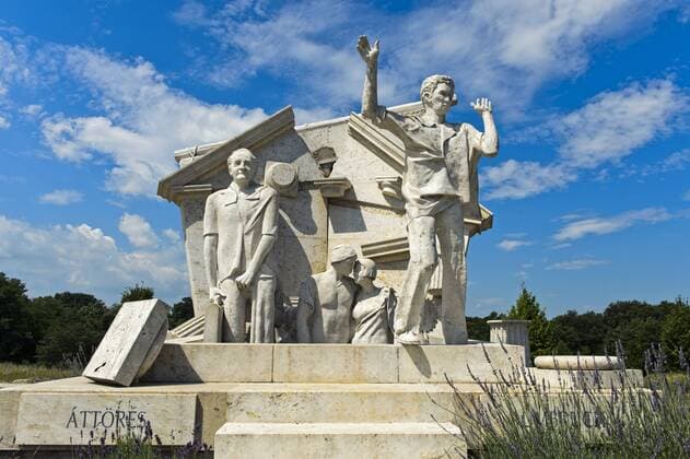 Denkmal Der Durchbruch - Statue der Europäischen Freiheit von Miklos Melocco in Erinnerung an das Paneuropäische Picknick am 19. August 1989 am einstigen Eisernen Vorhang an der Grenze zwischen Ungarn und Österreich, Gedenkpark Paneuropäisches Picknick , Fertörakos, Ungarn *** Statue The Breakthrough - Monument of European Freedom by Miklos Melocco in memoriam of the Pan-European Picnic on 19 August 1989 at the former Iron Curtain at the border between Hungary and Austria, Pan-European Picnic Memorial Park, Fertörakos, Hungary