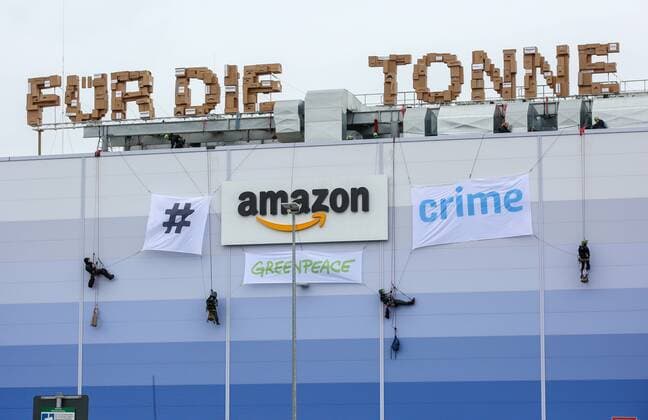 News Bilder des Tages Greenpeace-Aktion bei Amazon 15.07.2019, DEU, Deutschland, Hamburg: Greenpeace-Aktivisten haben sich bei einer Aktion von dem Dach einer Halle der Amazon Logistik GmbH in Winsen (Luhe) abgeseilt und mit Transparenten den Schriftzug amazon crime angebracht. Aus Versandkartons haben die Aktivisten auf dem Dach den Schriftzug Für die Tonne aufgestellt. Mit der Aktion demonstriert Greenpeace gegen die Vernichtung von neuwertigen Waren. Winsen (Luhe) Niedersachsen Deutschland *** Greenpeace campaign at Amazon 15 07 2019, DEU, Germany, Hamburg Greenpeace activists have roped down from the roof of an Amazon Logistik GmbH hall in Winsen Luhe during a campaign and affixed the words amazon crime with banners The activists have placed the words Für die Tonne (For the bin) on the roof of shipping cartons Greenpeace is demonstrating against the