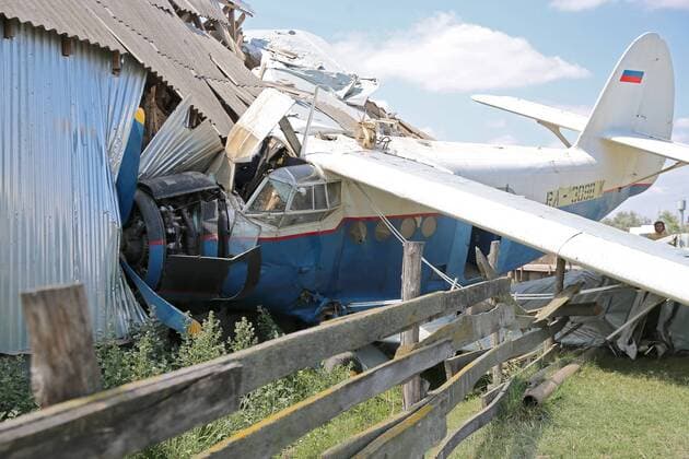 News Bilder des Tages CHECHEN REPUBLIC, RUSSIA - JULY 16, 2019: The crash site of a RA-3098 K light agricultural aircraft in the village of Novoshchedrinskaya, Shelkovskaya District, Chechen Republic, Russia; the light aircraft crashed on a house causing considerable damage, the pilot and one person on the ground have been injured, with no casualties reported. Yelena Afonina TASS  TS0B33D1