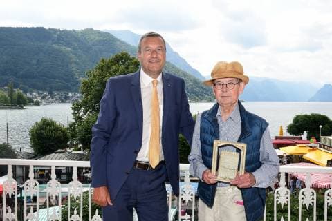 Altenburg Preisverleihung im Rahmen der Salzkammergut Festwochen Gmunden 2019 an den Direktor der Sparkasse Gmunden, Gerd Thalhammer. Dieses Bild zeigt die Herren Direktor Gerd Thalhammer der Sparkasse Gmunden und den Hersteller des Altenburg Keramikpreises, Franz-Josef Altenburg 2019 - Altenburg Preisverleihung im Rahmen der Salzkammergut Festwochen Gmunden 2019 an den Direktor der Sparkasse Gmunden, Gerd Thalhammer