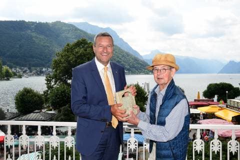 Altenburg Preisverleihung im Rahmen der Salzkammergut Festwochen Gmunden 2019 an den Direktor der Sparkasse Gmunden, Gerd Thalhammer. Dieses Bild zeigt die Herren Direktor Gerd Thalhammer der Sparkasse Gmunden und den Hersteller des Altenburg Keramikpreises, Franz-Josef Altenburg 2019 - Altenburg Preisverleihung im Rahmen der Salzkammergut Festwochen Gmunden 2019 an den Direktor der Sparkasse Gmunden, Gerd Thalhammer