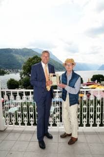 Altenburg Preisverleihung im Rahmen der Salzkammergut Festwochen Gmunden 2019 an den Direktor der Sparkasse Gmunden, Gerd Thalhammer. Dieses Bild zeigt die Herren Direktor Gerd Thalhammer der Sparkasse Gmunden und den Hersteller des Altenburg Keramikpreises, Franz-Josef Altenburg 2019 - Altenburg Preisverleihung im Rahmen der Salzkammergut Festwochen Gmunden 2019 an den Direktor der Sparkasse Gmunden, Gerd Thalhammer