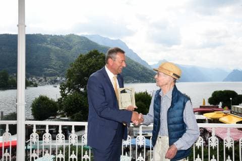 Altenburg Preisverleihung im Rahmen der Salzkammergut Festwochen Gmunden 2019 an den Direktor der Sparkasse Gmunden, Gerd Thalhammer. Dieses Bild zeigt die Herren Direktor Gerd Thalhammer der Sparkasse Gmunden und den Hersteller des Altenburg Keramikpreises, Franz-Josef Altenburg 2019 - Altenburg Preisverleihung im Rahmen der Salzkammergut Festwochen Gmunden 2019 an den Direktor der Sparkasse Gmunden, Gerd Thalhammer
