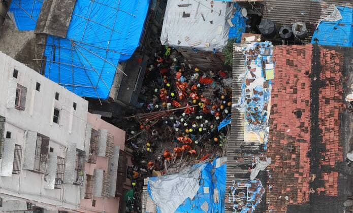 News Bilder des Tages (190716) -- MUMBAI, July 16, 2019 (Xinhua) -- Rescue work is carried out at the site of a building collapse in Mumbai, India, July 16, 2019. Death toll from a four-storey building collapse in Mumbai on Tuesday rose to four, while eight persons have been rescued and hospitalized so far and around 40 to 50 people were still feared trapped. (Str Xinhua) INDIA-MUMBAI-BUILDING COLLAPSE 
