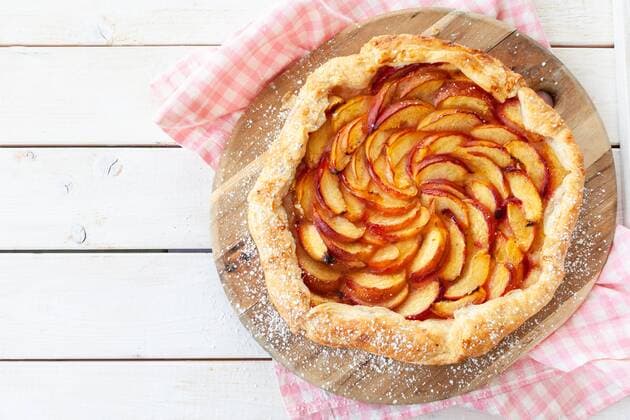 Hausgemachter Peach Pie aus Blätterteig mit Puderzucker - Homemade peach pies Hausgemachter Peach Pie aus Blätterteig mit Puderzucker - Homemade peach pies