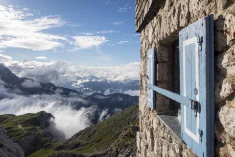 IMAGO Creative: Sommer, In den Bergen Fenster der Meiler-Hütte in den Alpen - meiler hut Fenster der Meiler-Hütte in den Alpen - meiler hut *** Windows of the Meiler hut in the Alps meiler hut Windows of the Meiler hut in the Alps meiler hut  1035305369