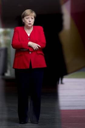News Bilder des Tages Angela Merkel DEU, Deutschland, Germany, Berlin, 16.07.2019 Bundeskanzlerin Angela Merkel vor dem Empfang mit militaerischen Ehren im Rahmen vom Staatsbesuch der Ministerpraesidentin der Republik Moldau in Deutschland im Bundeskanzleramt in Berlin. German Chancellor Angela Merkel during a state visite of the Moldovan Prime Minister at the Chancellery Office on July 16, 2019 in Berlin, Germany.