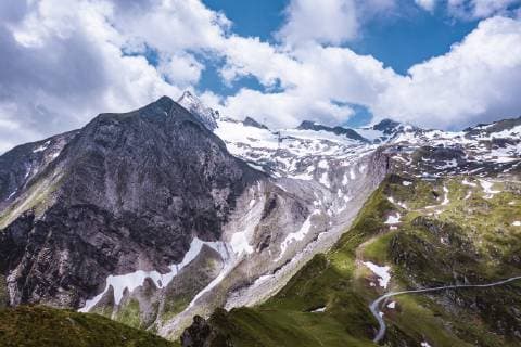 IMAGO Nature: Unsere Erde, Klimawandel, Gletscherschmelze Kaprun THEMENBILD - Blick auf den Gipfel und den Gletscher des Kitzsteinhorn, aufgenommen am 16. Juli 2019 in Kaprun, Oesterreich View of the Kitzsteinhorn summit and glacier, Kaprun, Austria on 2019 07 16. *** Kaprun THEMENBILD View of the summit and the glacier of the Kitzsteinhorn, taken on 16 July 2019 in Kaprun, Austria View of the Kitzsteinhorn summit and glacier, Kaprun, Austria on 2019 07 16  EX_FEI