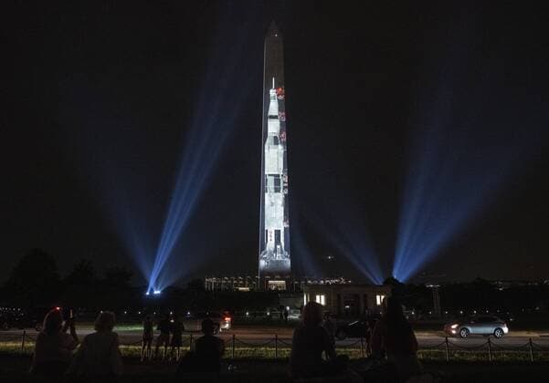 News Bilder des Tages People watch as the Saturn V rocket that took Apollo 11 to the moon is displayed on the Washington Monument on the National Mall during a light show in Washington, DC on Tuesday, July 16, 2019. The Smithsonian and NASA are celebrating the 50 years of Apollo 11 that took man to the moon. Neil Armstrong, Buzz Aldrin and Michael Collins took off from Earth on July 16, 1969 and Armstrong and Aldrin landed on the moon on July 20, 1969.  WAP20190712044 PATxBENIC