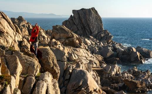 IMAGO Creative: UN Welt-Habitat-Tag am 3. Oktober sportliche Frau steht an der Granitfelsenküste, Santa Teresa di Gallura, Capo Testa, - Sporty woman stands on the granite rock coast, Santa Teresa di Gallura, Capo Testa, Italy sportliche Frau steht an der Granitfelsenküste, Santa Teresa di Gallura, Capo Testa, - Sporty woman stands on the granite rock coast, Santa Teresa di Gallura, Capo Testa, Italy *** sporty woman stands on the granite rock coast, Santa Teresa di Gallura, Capo Testa, Sporty woman stands on the granite rock coast, Santa Teresa di Gallura, Capo Testa, Italy sporty woman stands on the granite rock coast, Santa Teresa di Gallura, Capo Testa, Sporty woman stands on the granite rock coast, Santa Teresa di Gallura, Capo Testa, Italy  1020913493