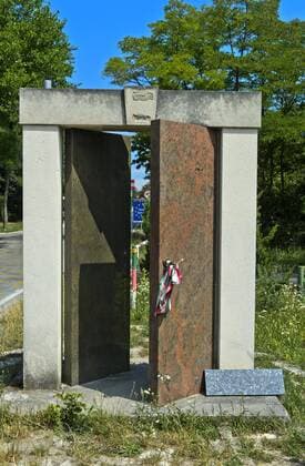 Denkmal Tor zur Freiheit am ehemaligen Eisernen Vorhang zwischen Ungarn und Österreich, Paneuropäisches Picknick Memorial Park, Grenzübergang Sankt Margarethen, Österreich und Fertörakos, Ungarn, Europa *** Memorial Gate to Freedom at the former Iron Curtain between Hungary and Austria, Pan-European Picnic Memorial Park, border crossing Sankt Margarethen, Austria and Fertörakos, Hungary, Europe Copyright: imageBROKER/GuenterxFischer iblgva04930749.jpg