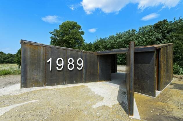 Ausstellungshalle in Erinnerung an den 30. Jahrestag des Paneuropäischen Picknick am 19. August 1989 am einstigen Eisernen Vorhang an der Grenze zwischen Ungarn und Österreich, Gedenkpark Paneuropäisches Picknick, Fertörakos, Ungarn, Europa *** Exhibition hall in memory of the 30th anniversary of the Pan-European Picnic on 19 August 1989 at the former Iron Curtain on the border between Hungary and Austria, Memorial Park Pan-European Picnic, Fertörakos, Hungary, Europe Copyright: imageBROKER GuenterxFischer iblibc04932844.jpg