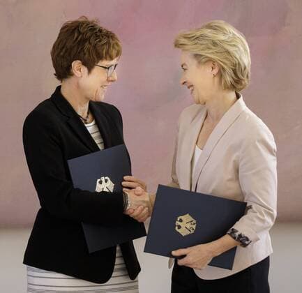 News Bilder des Tages Michael Mueller, 1. Vizepraesident des Bundesrates bei der Aushaendigung der Entlassungsurkunde aus ihrem Amt an die Bundesministerin der Verteidigung, Ursula von der Leyen, und der Ueberreichung der Ernennungsurkunde an Annegret Kramp-Karrenbauer zur Bundesministerin fâˆöÂºr Verteidigung, in anwehsnehit von Bundeskanzlerin Angela Merkel, CDU, im Schloss Bellevue in Berlin. 17.07.2019. Berlin Deutschland *** Michael Mueller, 1 Vice President of the Bundesrat at the delivery of the release certificate from her office to the Federal Minister of Defence, Ursula von der Leyen, and the presentation of the certificate of appointment to Annegret Kramp Karrenbauer as Federal Minister of Defence, in the presence of Federal Chancellor Angela Merkel, CDU, at Schloss Bellevue in Berlin 17 07 2019 Berlin Germany Copyright: xFelixxZahn photothek.netx