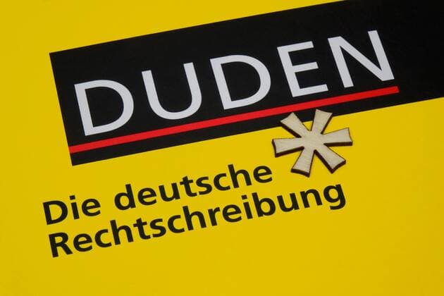 Duden und Anglizismus Duden und Anglizismus, 30.01.2018, Borkwalde, Brandenburg, Auf einem Duden liegt ein Gendersternchen aus Holz. *** Duden and Anglicism Duden and Anglicism, 30 01 2018, Borkwalde, Brandenburg, On a Duden lies a little gender star of wood