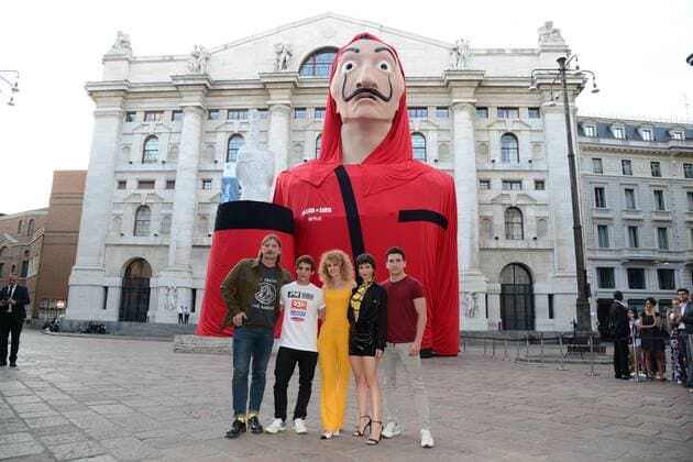 Entertainment Bilder des Tages Milan, The paper house business square is transformed for the premiere of the third season of the Netflix series - Luka PeroÅ¡, Miguel Herran, Jaime Lorente, Ãörsula Corbero, Esther Acebo  Copyright: xAlbertoxScarpinatox xIPAx xAlbertoxScarpinatox
