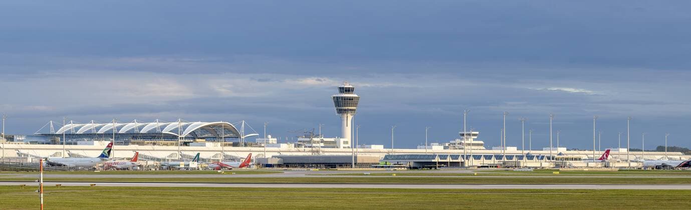 Panoramablick auf das Terminal 1 und den Tower des Flughafen München. Im Vordergrund die nördliche Startbahn - Panoramic view of Terminal 1 and the tower of Munich Airport. In the foreground the northern runway. Panoramablick auf das Terminal 1 und den Tower des Flughafen München. Im Vordergrund die nördliche Startbahn - Panoramic view of Terminal 1 and the tower of Munich Airport. In the foreground the northern runway.