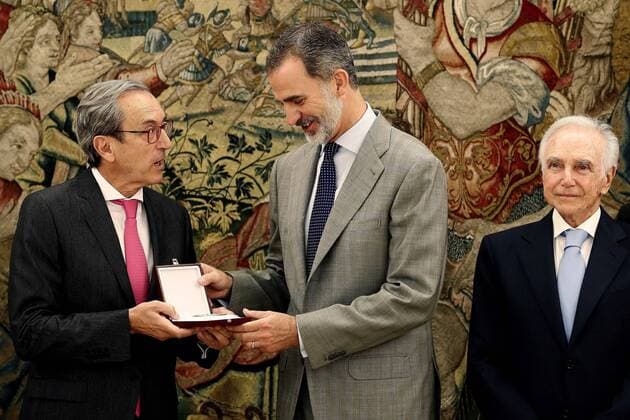 Entertainment Bilder des Tages King Felipe VI of Spain (C) hands over the Gold Medal award to President of the Spanish Society of Cardiology, Doctor Manuel Anguita (L), during an audience with members of the Spanish Society of Cardiology on its 75th anniversary at the Zarzuela Palace in Madrid, Spain, 18 July 2019. Spanish King Felipe VI handed the Golden Medal Award recognition for the association s contributions. King Felipe VI of Spain welcomes members of the Spanish Society of Cardiology !ACHTUNG: NUR REDAKTIONELLE NUTZUNG!  Copyright: xSebastiánxMariscalx GRAF5848 20190718-636990484200357006