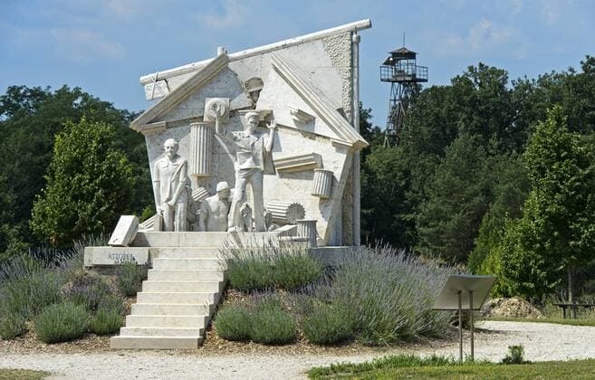 Der Durchbruch - Statue der Europäischen Freiheit von Miklos Melocco in Erinnerung an das Paneuropäische Picknick am 19. August 1989 am einstigen Eisernen Vorhang an der Grenze zwischen Ungarn und Österreich, hinten alter Grenzwachturm, Gedenkpark Paneuropäisches Picknick , Fertörakos, Ungarn *** The Breakthrough - Monument of European Freedom by Miklos Melocco in memoriam of the Pan-European Picnic on 19 August 1989 at the former Iron Curtain at the border between Hungary and Austria, old border guard tower behind, Pan-European Picnic Memorial Park, Fertörakos, Hungary