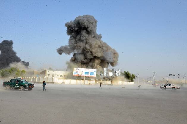 News Bilder des Tages (190718) -- KANDAHAR, July 18, 2019 -- Smoke rises at the site of the attack outside the provincial police headquarters in Kandahar, capital of Afghanistan s southern Kandahar province, July 18, 2019. At least 12 people were killed and over 90 others injured after a Taliban car bombing and ensuing gun fire rocked provincial police headquarters in Kandahar city, capital of Afghanistan s southern Kandahar province, on Thursday, witnesses said. ) AFGHANISTAN-KANDAHAR-POLICE HEADQUARTERS-ATTACK SanaullahxSeiam 