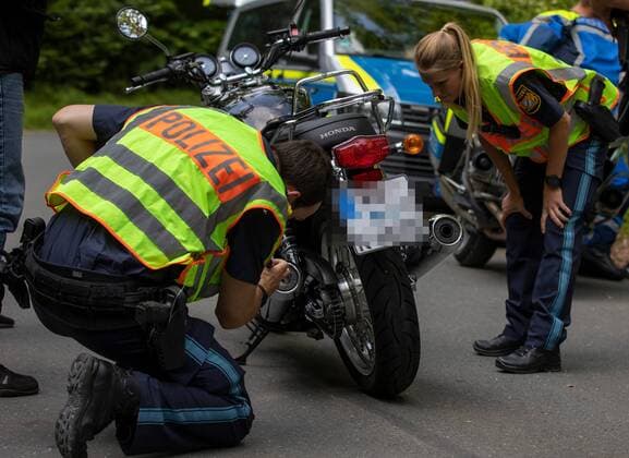 Rimpar, Bundesstraße, 18.07.2019, Geschwindigkeits- und Motorradkontrolle der Polizei Bild: Laser Messung, Geschwindigkeitsmessung Copyright: HMBxMedia xHeikoxBecker