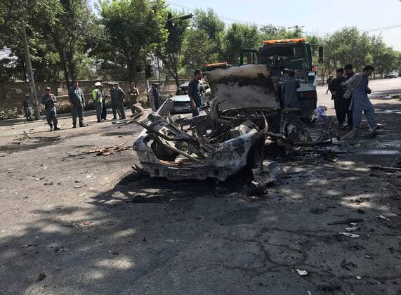 News Bilder des Tages (190719) -- KABUL, July 19, 2019 -- Afghan security force members inspect the site of a blast at the southern gate of Kabul University in Kabul, Afghanistan, July 19, 2019. Four people were killed and 16 others sustained injuries as a blast hit the southern gate of Kabul University here on Friday, Kabul police spokesman Ferdaus Faramarz said. ) AFGHANISTAN-KABUL-BLAST RahmatxAlizadah 
