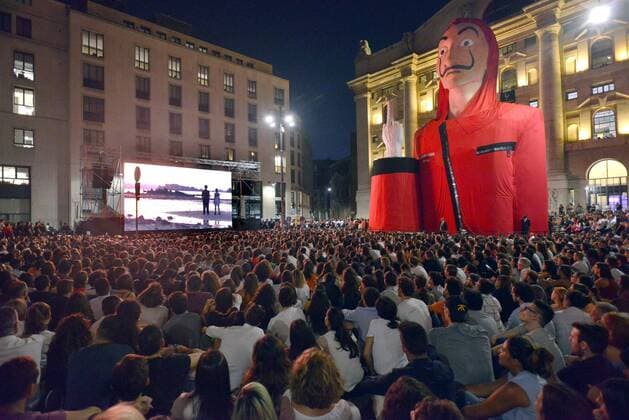 Piazza Affari, preview of the television series, La Casa di Carta, a square full of spectators (Maurizio Maule Fotogramma, Milan - 2019-07-19) p.s. la foto e utilizzabile nel rispetto del contesto in cui e stata scattata, e senza intento diffamatorio del decoro delle persone rappresentate  Copyright: xMaurizioxMaulex xFOTOGRAMMAx