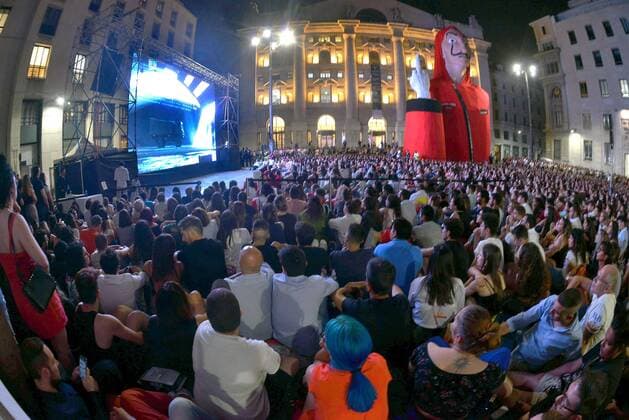 Piazza Affari, preview of the television series, La Casa di Carta, a square full of spectators (Maurizio Maule Fotogramma, Milan - 2019-07-19) p.s. la foto e utilizzabile nel rispetto del contesto in cui e stata scattata, e senza intento diffamatorio del decoro delle persone rappresentate  Copyright: xMaurizioxMaulex xFOTOGRAMMAx