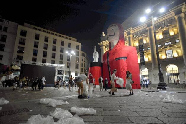 Piazza Affari, preview of the television series, La Casa di Carta, a square full of spectators, cleaning of the square made by the organizers themselves (Maurizio Maule Fotogramma, Milan - 2019-07-19) p.s. la foto e utilizzabile nel rispetto del contesto in cui e stata scattata, e senza intento diffamatorio del decoro delle persone rappresentate  Copyright: xMaurizioxMaulex xFOTOGRAMMAx