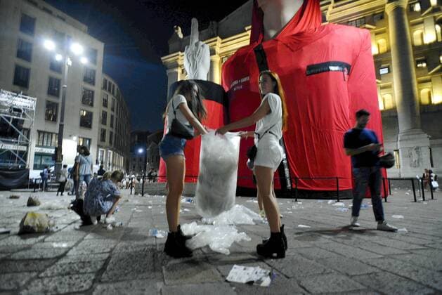 Piazza Affari, preview of the television series, La Casa di Carta, a square full of spectators, cleaning of the square made by the organizers themselves (Maurizio Maule Fotogramma, Milan - 2019-07-19) p.s. la foto e utilizzabile nel rispetto del contesto in cui e stata scattata, e senza intento diffamatorio del decoro delle persone rappresentate  Copyright: xMaurizioxMaulex xFOTOGRAMMAx