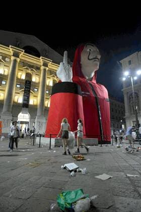Piazza Affari, preview of the television series, La Casa di Carta, a square full of spectators, cleaning of the square made by the organizers themselves (Maurizio Maule Fotogramma, Milan - 2019-07-19) p.s. la foto e utilizzabile nel rispetto del contesto in cui e stata scattata, e senza intento diffamatorio del decoro delle persone rappresentate  Copyright: xMaurizioxMaulex xFOTOGRAMMAx