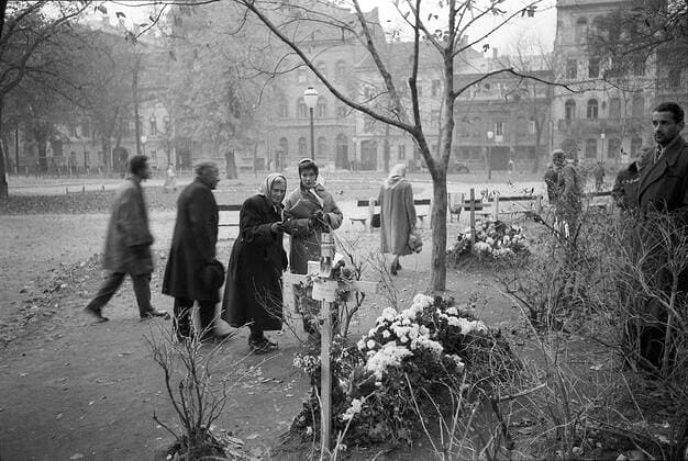 BUDAPEST 1956 People mourn at improvised graves on a central Budapest street for victims of battles during the nationwide revolution against the Hungarian People s Republic and its Soviet-imposed policies, lasting from 23 October until 10 November 1956 BUDAPEST HUNGARY x3010x *** BUDAPEST 1956 People mourn at improvised graves on a central Budapest street for victims of battles during the nationwide revolution against the Hungarian People s Republic and its Soviet imposed policies, lasting from 23 October until 10 November 1956 BUDAPEST HUNGARY x3010x,  Copyright: xAndersxEngman TTx HUNGARIAN UPRISING 1956