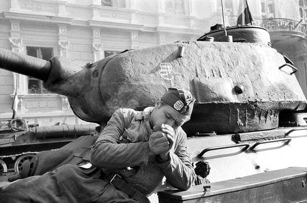 BUDAPEST 1956 A Hungarian insurgian takes a smoke on a Soviet tank on a street in central Hungary during the nationwide revolution against the Hungarian People s Republic and its Soviet-imposed policies, lasting from 23 October until 10 November 1956 BUDAPEST HUNGARY x3010x *** BUDAPEST 1956 A Hungarian insurgian takes a smoke on a Soviet tank on a street in central Hungary during the nationwide revolution against the Hungarian People s Republic and its Soviet imposed policies, lasting from 23 October until 10 November 1956 BUDAPEST HUNGARY x3010x,  Copyright: xAndersxEngman TTx HUNGARIAN UPRISING 1956
