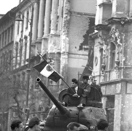 BUDAPEST 1956 Students have seized a Soviet tank on a street in central Hungary during the nationwide revolution against the Hungarian People s Republic and its Soviet-imposed policies, lasting from 23 October until 10 November 1956 The Soviet emblem has been cut out from center of the Hungarian flag, leaving a gap in the flag. BUDAPEST HUNGARY x3010x *** BUDAPEST 1956 Students have seized a Soviet tank on a street in central Hungary during the nationwide revolution against the Hungarian People s Republic and its Soviet imposed policies, lasting from 23 October until 10 November 1956 The Soviet emblem has been cut out from center of the Hungarian flag, leaving a gap in the flag BUDAPEST HUNGARY x3010x,  Copyright: xAndersxEngman TTx HUNGARIAN UPRISING 1956