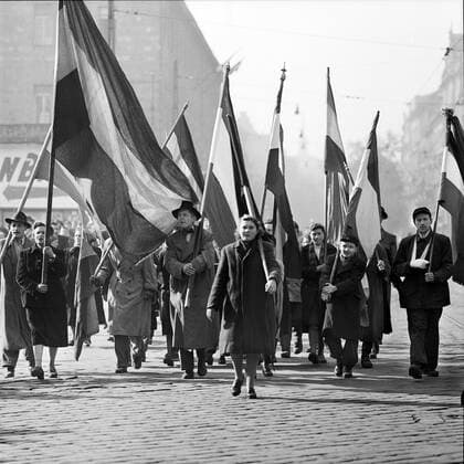 BUDAPEST 1956 Civilians march with Hungarian flags in Budapest, Hungary, during the nationwide revolution against the Hungarian People s Republic and its Soviet-imposed policies, lasting from 23 October until 10 November 1956. BUDAPEST HUNGARY x3010x *** BUDAPEST 1956 Civilians march with Hungarian flags in Budapest, Hungary, during the nationwide revolution against the Hungarian People s Republic and its Soviet imposed policies, lasting from 23 October until 10 November 1956 BUDAPEST HUNGARY x3010x,  Copyright: xAndersxEngman TTx HUNGARIAN UPRISING 1956