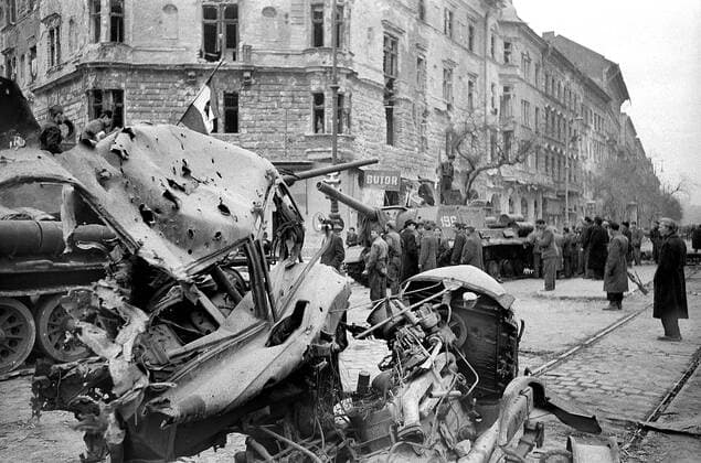 BUDAPEST 1956 Devastation after street fighting in central Budapest, Hungary, during the nationwide revolution against the Hungarian People s Republic and its Soviet-imposed policies, lasting from 23 October until 10 November 1956. BUDAPEST HUNGARY x3010x *** BUDAPEST 1956 Devastation after street fighting in central Budapest, Hungary, during the nationwide revolution against the Hungarian People s Republic and its Soviet imposed policies, lasting from 23 October until 10 November 1956 BUDAPEST HUNGARY x3010x,  Copyright: xAndersxEngman TTx HUNGARIAN UPRISING 1956
