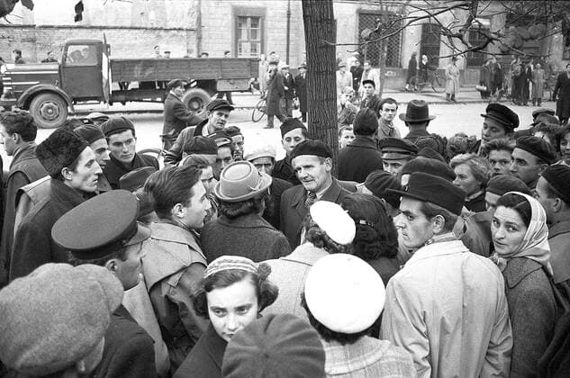 BUDAPEST 1956 Discussion between people on a central Budapest street in Hungary, during the nationwide revolution against the Hungarian People s Republic and its Soviet-imposed policies, lasting from 23 October until 10 November 1956. BUDAPEST HUNGARY x3010x *** BUDAPEST 1956 Discussion between people on a central Budapest street in Hungary, during the nationwide revolution against the Hungarian People s Republic and its Soviet imposed policies, lasting from 23 October until 10 November 1956 BUDAPEST HUNGARY x3010x,  Copyright: xAndersxEngman TTx HUNGARIAN UPRISING 1956