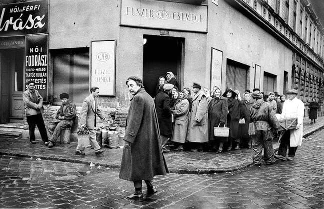 BUDAPEST 1956 People queue outside a food store on a central Budapest street in Hungary, during the nationwide revolution against the Hungarian People s Republic and its Soviet-imposed policies, lasting from 23 October until 10 November 1956. BUDAPEST HUNGARY x3010x *** BUDAPEST 1956 People queue outside a food store on a central Budapest street in Hungary, during the nationwide revolution against the Hungarian People s Republic and its Soviet imposed policies, lasting from 23 October until 10 November 1956 BUDAPEST HUNGARY x3010x,  Copyright: xAndersxEngman TTx HUNGARIAN UPRISING 1956