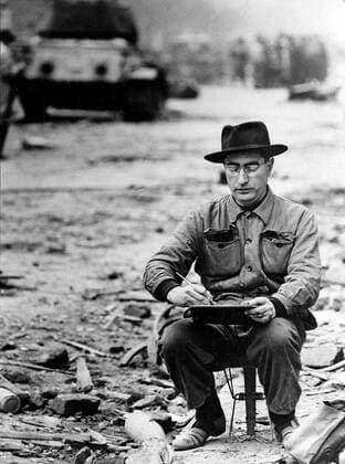 BUDAPEST 1956 Hungarian artist Tibor Andras draws the scene, with a tank behind him, on a central Budapest street in Hungary, during the nationwide revolution against the Hungarian People s Republic and its Soviet-imposed policies, lasting from 23 October until 10 November 1956. BUDAPEST HUNGARY x3010x *** BUDAPEST 1956 Hungarian artist Tibor Andras draws the scene, with a tank behind him, on a central Budapest street in Hungary, during the nationwide revolution against the Hungarian People s Republic and its Soviet imposed policies, lasting from 23 October until 10 November 1956 BUDAPEST HUNGARY x3010x,  Copyright: xAndersxEngman TTx HUNGARIAN UPRISING 1956