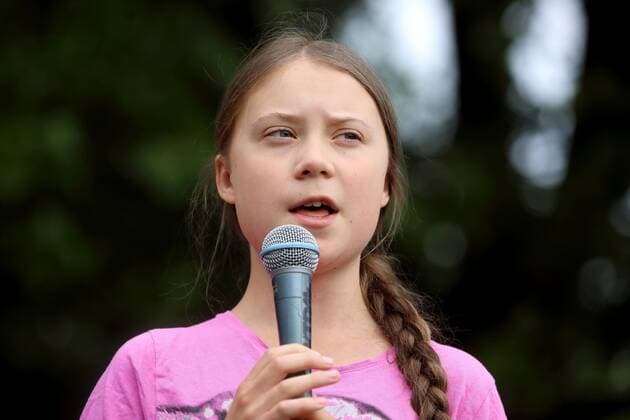News Bilder des Tages Fridays for Future mit Greta Thunberg - GER, Germany, Deutschland, Berlin, 19.07.2019 - Berlin-Mitte: Schüler, Studenten und Klimaaktivisten demonstrieren im Invalidenpark im Regierungsviertel für das Klima, den Klimaschutz und eine bessere und saubere Umwelt. Die Aktivistin Greta Tintin Eleonora Ernman Thunberg ist heute als Gastrednerin auf der Kundgebung. Die Schüler fordern mit ihren allwöchentlichen Protesten den sofortigen Kohleausstieg und eine Klimawende. Die Fridays for Future Bewegung wurde von Greta Thunberg in Schweden ins Leben gerufen. - Greta Thunberg während ihrer Rede auf der Hauptbühne. *** Fridays for Future with Greta Thunberg GER, Germany, Germany, Berlin, 19 07 2019 Berlin Mitte Schoolchildren, students and climate activists demonstrate for the climate in the Invalidenpark in the government district, climate