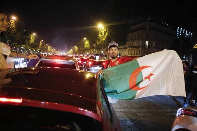 Paris, Ausschreitungen bei Siegesfeier von algerischen Fußballfans Scenes de liesse apres la victoire de l equipe Algerienne de foot lors de la finale de la CAN NEWS : Celebration apres la victoire de l Algerie - CAN - Paris - 19 07 2019 StephenCaillet Panoramic 