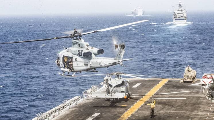 News Bilder des Tages US-Marineeinheiten in Straße von Hormus am Persischen Golf July 19, 2019, Strait Of Hormuz: In a photo provided by the U.S. Marine Corps, a helicopter takes off from the flight deck of the Boxer, an amphibious assault ship, in the Strait of Hormuz on Thursday, July 18, 2019. Iran announced it has captured a British Oil tanker intensifying tensions in the Strait of Hormuz waterway. Strait Of Hormuz Strait of Hormuz  - ZUMA8-15 20190719_int_z03_001 Copyright: xLancexCpl.xDaltonxSwanbeckx