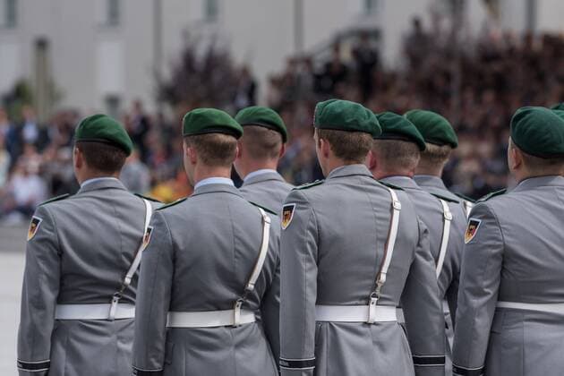 Gelöbnis 2019 Deutschland, Berlin - 20 07 2019: Auf dem Paradeplatz im Hof des Bundesministerium der Verteidigung legen rund 400 Rekrutinnen und Rekruten der Bundeswehr legen bei einem feierlichen Appell ihr Gelöbnis zu Der Bundesrepublik Deutschland treu zu dienen ab. Im Bild sind Soldaten des Wachbataillon der Bundeswehr zu sehen. Berlin Bundesministerium der Verteidigung Berlin Deutschland