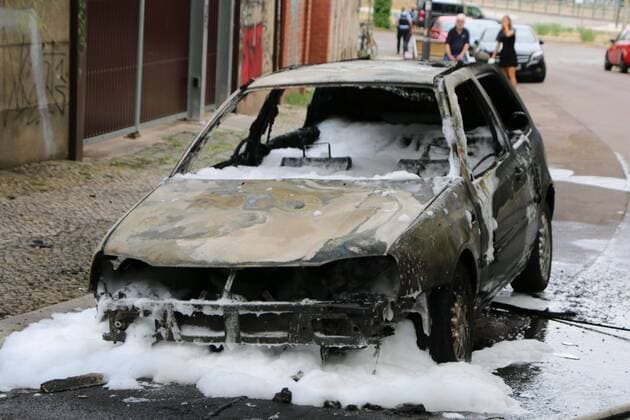 News Bilder des Tages Im Bild: PKW von IB-Mitglied abgefackelt Halle - Identitäre Bewegung in Halle *** In picture car of IB member torched hall Identitary movement in hall xlkx
