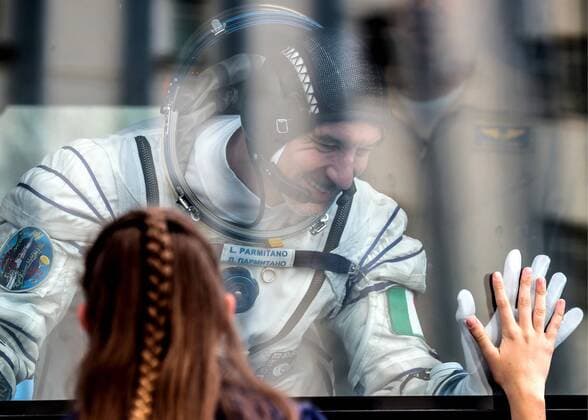 News Bilder des Tages KAZAKHSTAN â€“ JULY 20, 2019: ISS Expedition 60 61 main crew members, European Space Agency (ESA) astronaut Luca Parmitano waves goodbye to his daughter before a launch to the International Space Station, at the Baikonur Cosmodrome. The launch of Expedition 60 61 aboard the Soyuz MS-13 spacecraft to the ISS is scheduled for July 20, 2019 at 19:28 Moscow time. Sergei Savostyanov TASS  TS0B3B76