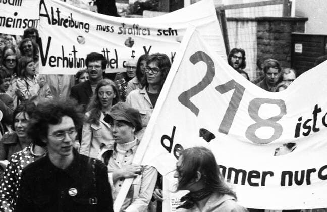 Gegen den Abtreibungsparagraphen 218 1973 DEU, Deutschland, Bonn: Frauen und Maenner demonstrierten am 2.6.1973 in Bonn gegen den Abtreibungsparagraphen 218 . DEU, Germany, Bonn: Women and men demonstrated on 2.6.1973 in Bonn against the abortion paragraph 218 . NRW